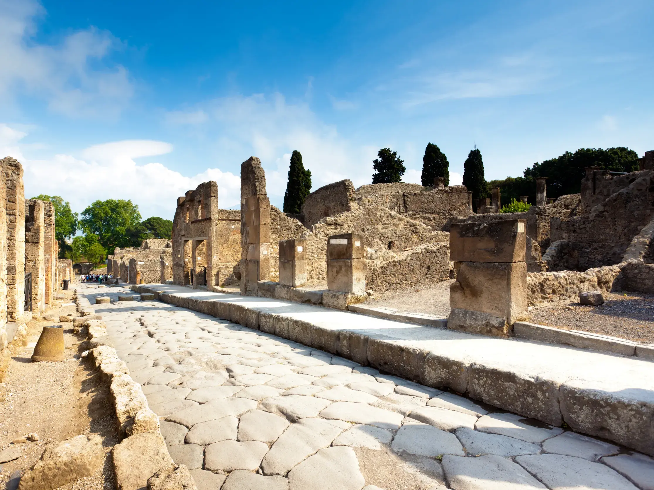 Eine gut erhaltene Straße aus der Römerzeit führt durch die beeindruckenden Ruinen der antiken Stadt Pompeji bei Neapel.