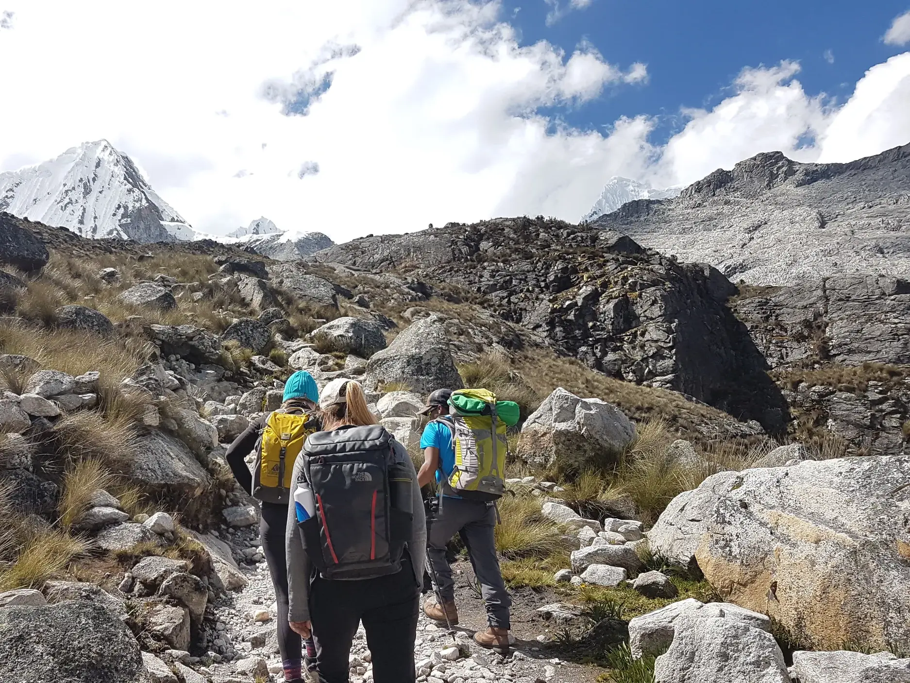 Trekkinggruppe auf einem Gebirgspfad in der Cordillera Blanca in Peru, im Hintergrund der pyramidenförmige Gipfel des Alpamayo.