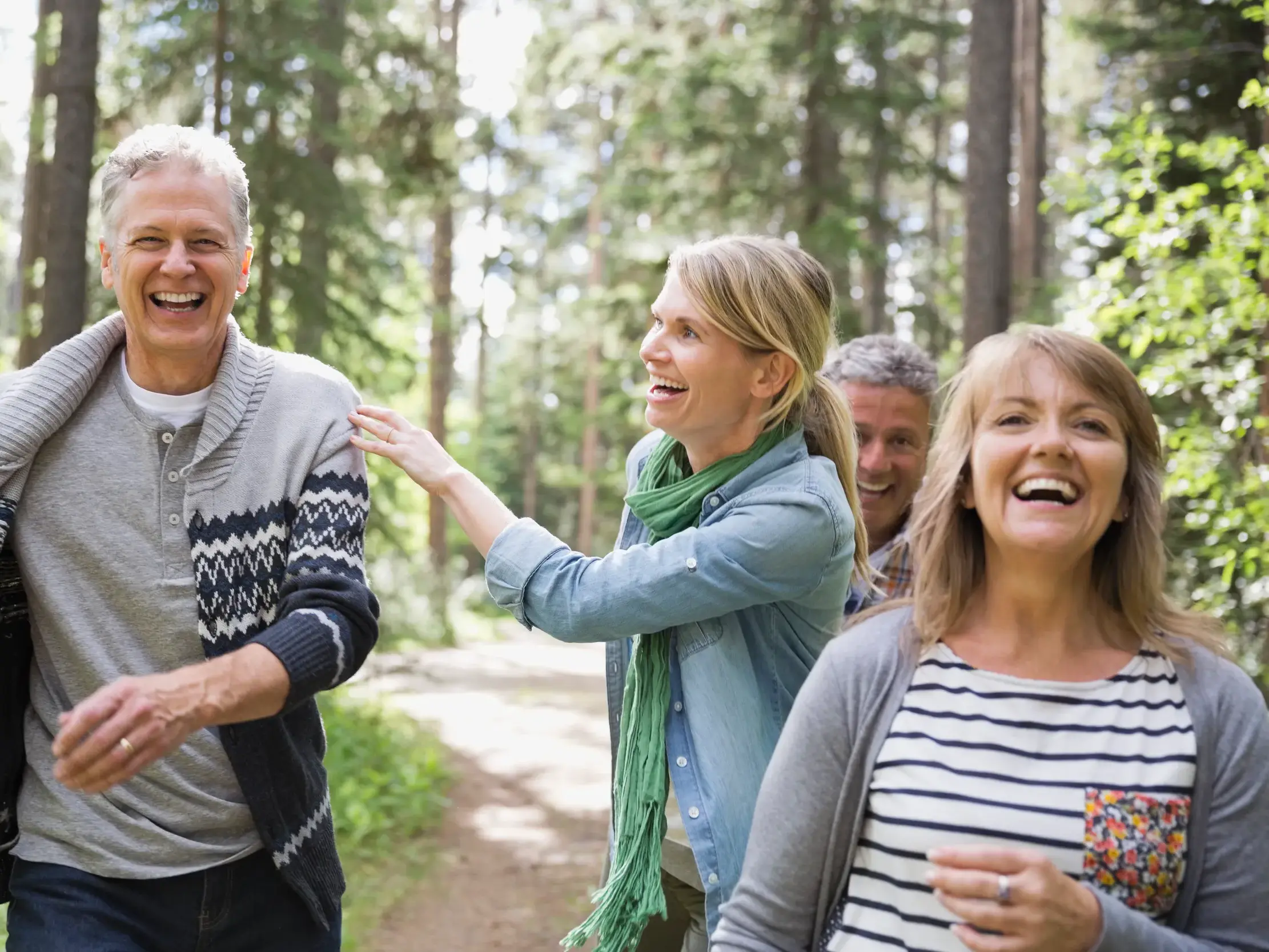 Fröhliche Studiosus-Reisegruppe bei einem Spaziergang im waldreichen Riesengebirge