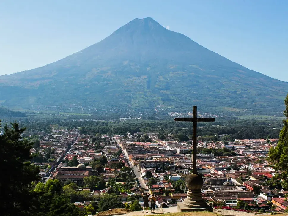 Wanderer genießen die Aussicht vom Cerro de la Cruz über die Kolonialstadt Antigua auf den Vulkan Agua in Guatemala.