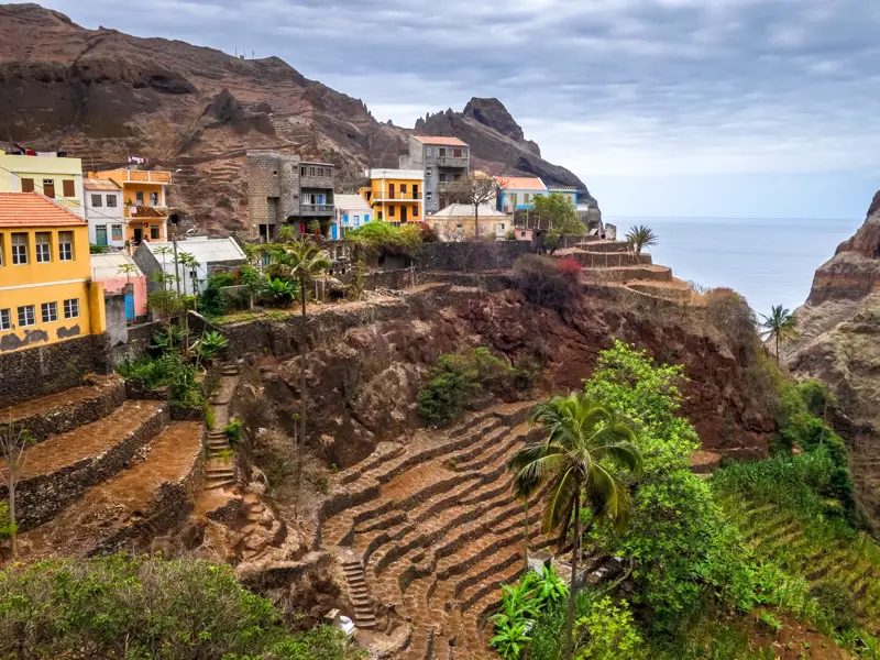 Malerisches Bergdorf Fontainhas auf Santo Antão, dessen bunte Häuser an der steilen Felsküste der Kapverden über Terrassen thronen.