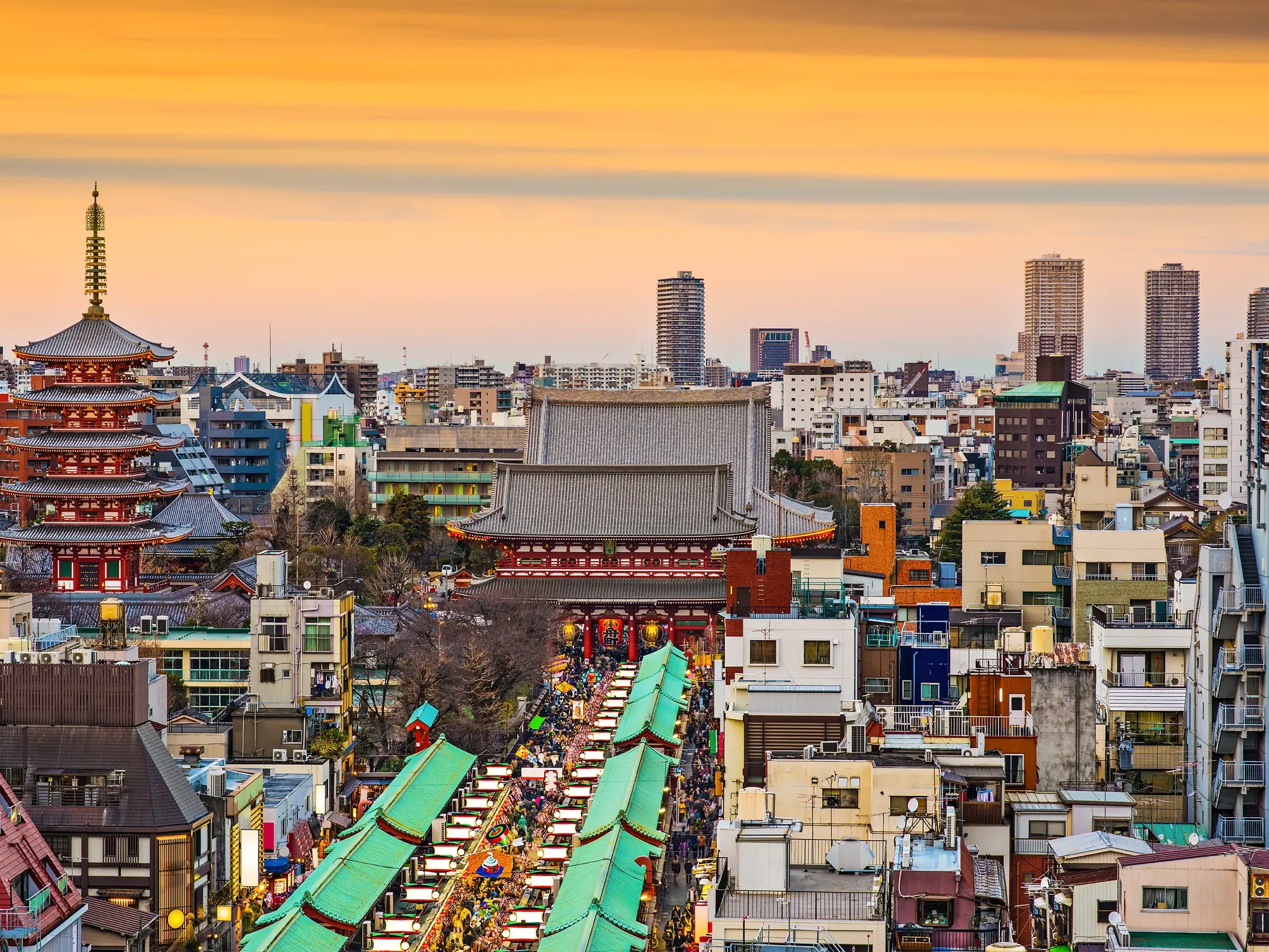 Blick über die belebte Einkaufsstraße Nakamise-dori zum Senso-ji Tempel mit seiner roten Pagode in Asakusa, Tokio.