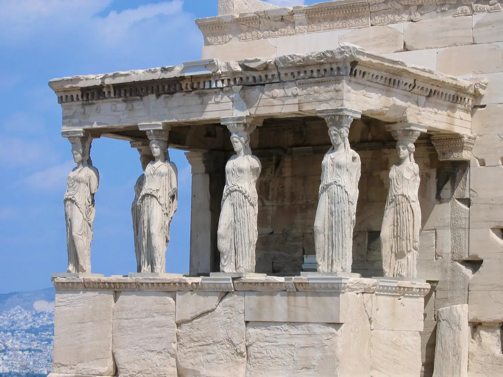 Die Karyatiden, steinerne Frauenfiguren, die als Säulen das Dach des Erechtheions auf der Akropolis in Athen tragen.