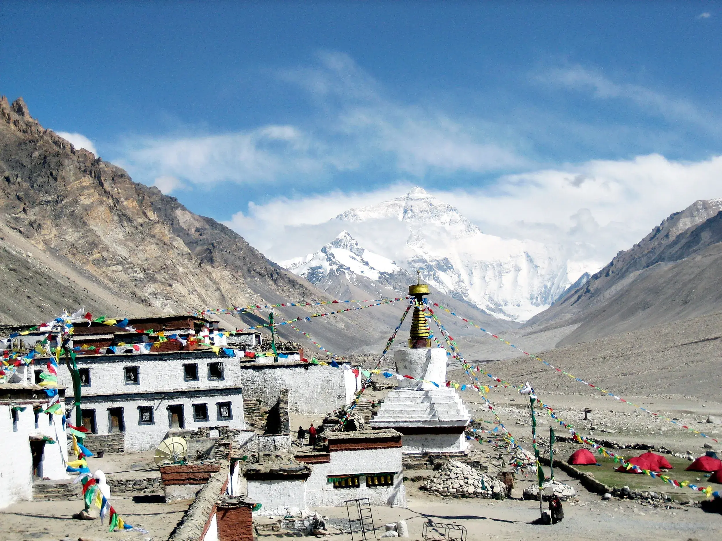 Das höchstgelegene Kloster der Welt, Rongbuk in Tibet, mit Stupa und Gebetsfahnen vor der Nordwand des Mount Everest.
