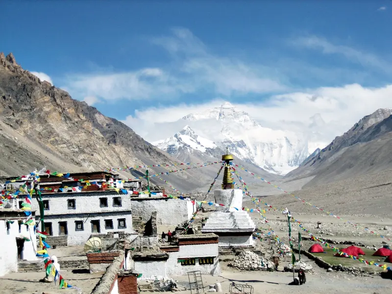 Das höchstgelegene Kloster der Welt, Rongbuk in Tibet, mit Stupa und Gebetsfahnen vor der Nordwand des Mount Everest.