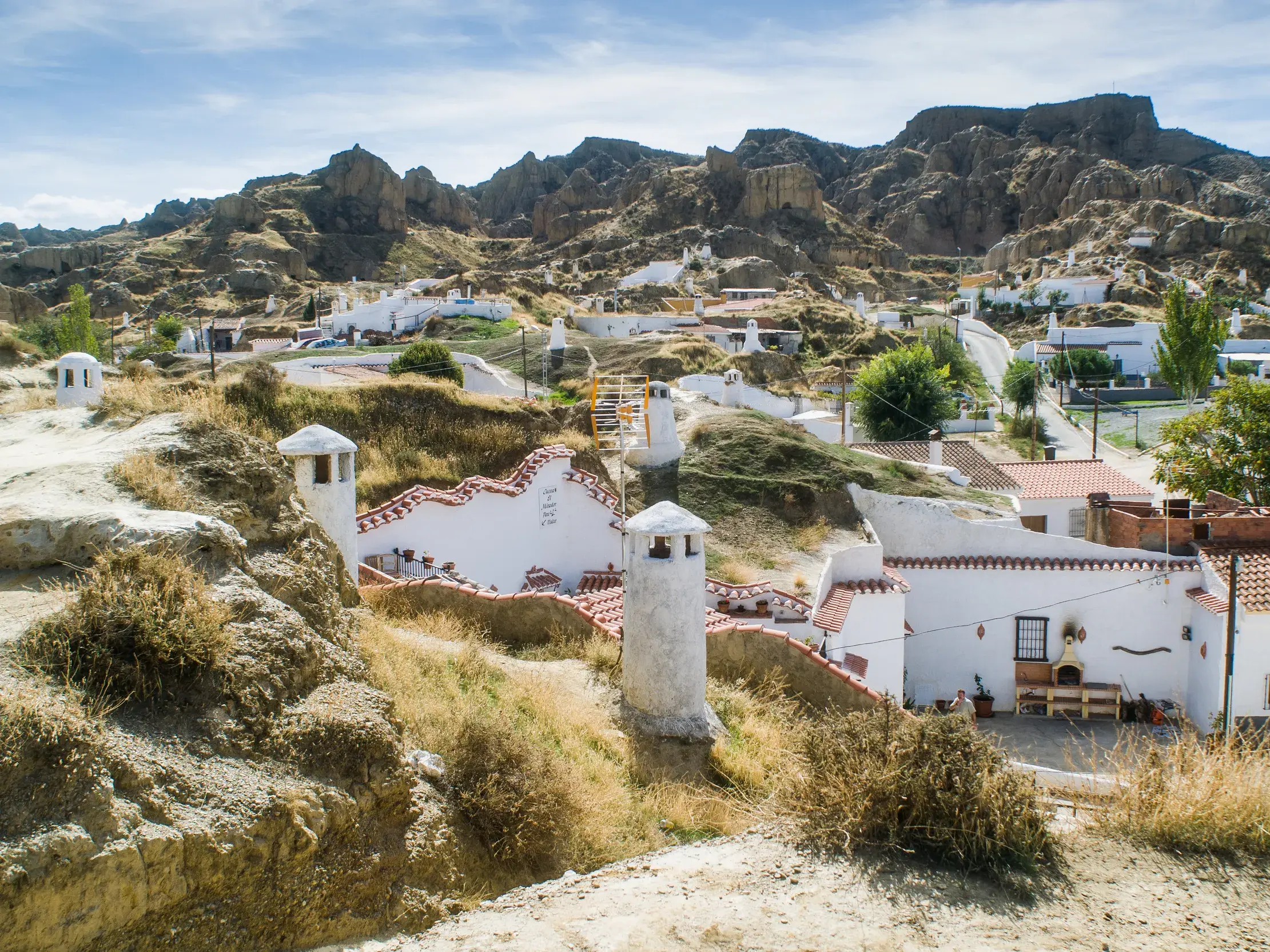 Die in den Sandstein gegrabenen, weißen Höhlenwohnungen von Guadix in Andalusien mit ihren markanten, weißen Schornsteinen.