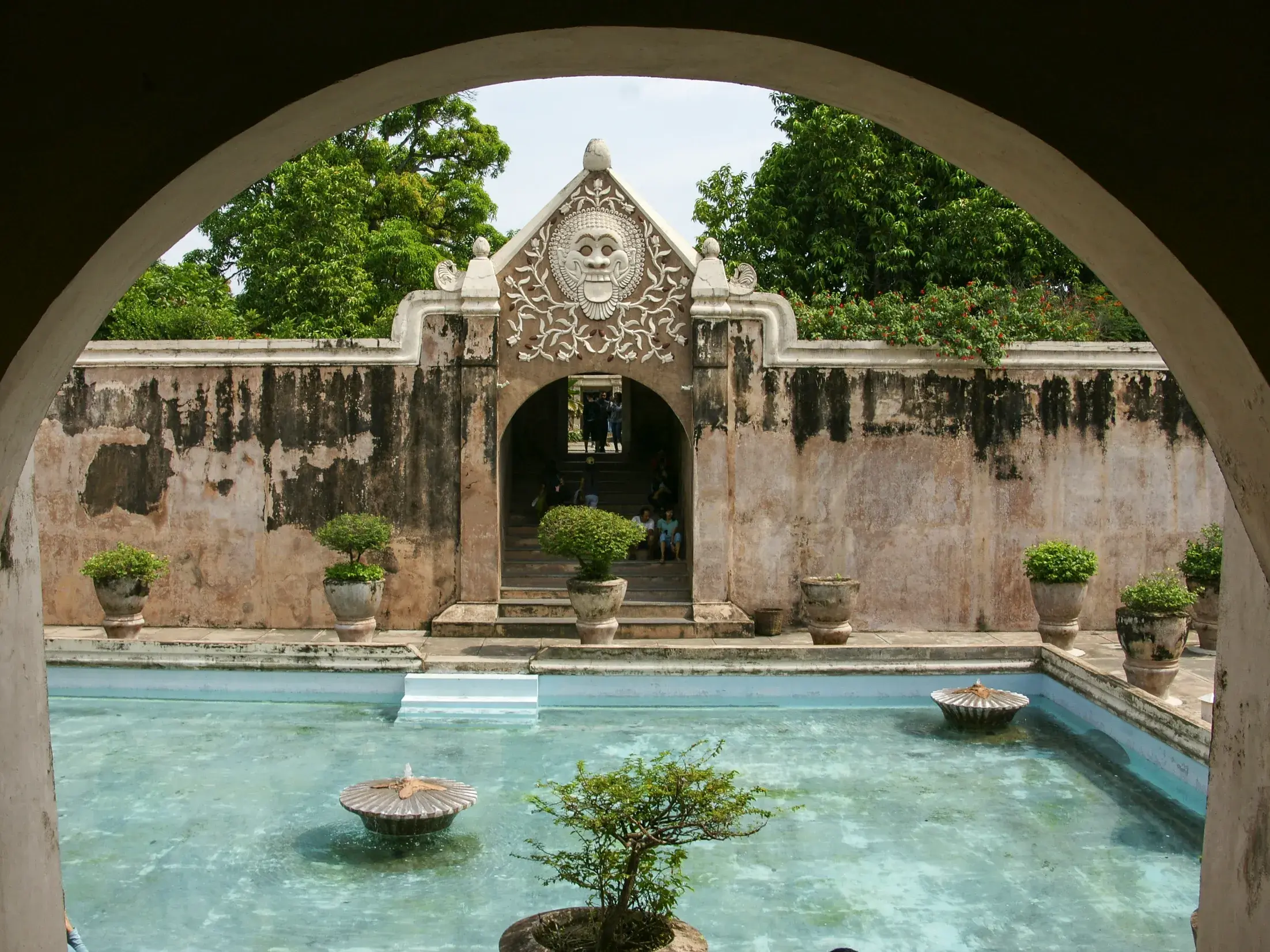 Historisches Wasserbecken und verziertes Tor des Wasserschlosses Taman Sari im Sultanspalast von Yogyakarta auf Java.
