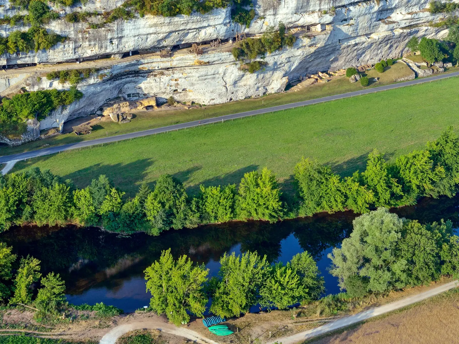 Kalksteinfelsen und prähistorische Höhlenstätten im grünen Tal der Vézère im Périgord
