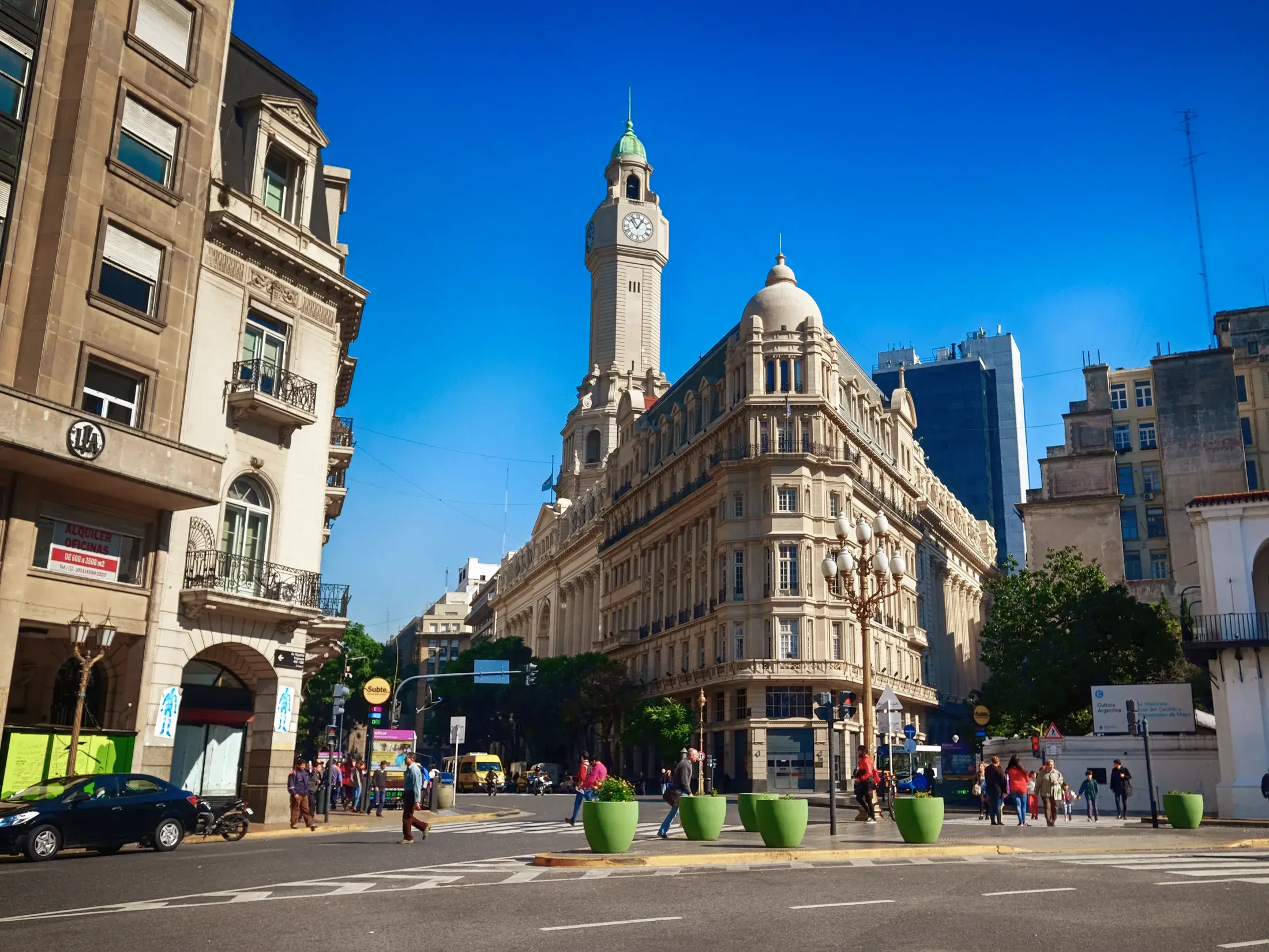 Der imposante Palacio de la Legislatura in Buenos Aires mit seinem Uhrturm an einer belebten Straßenkreuzung bei Sonnenschein.