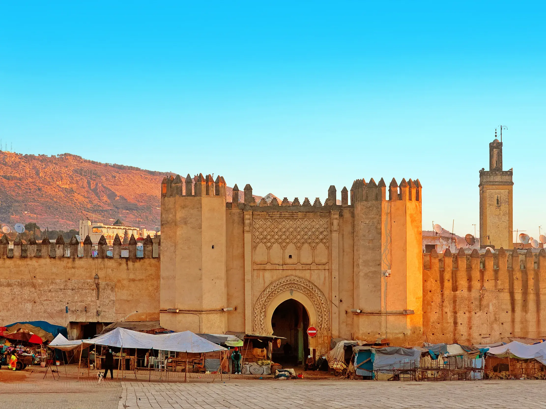 Die historischen Altstädte Marokkos, Medina genannt, sind fast immer von mächtigen Stadtmauern und imposanten Toren umgeben.