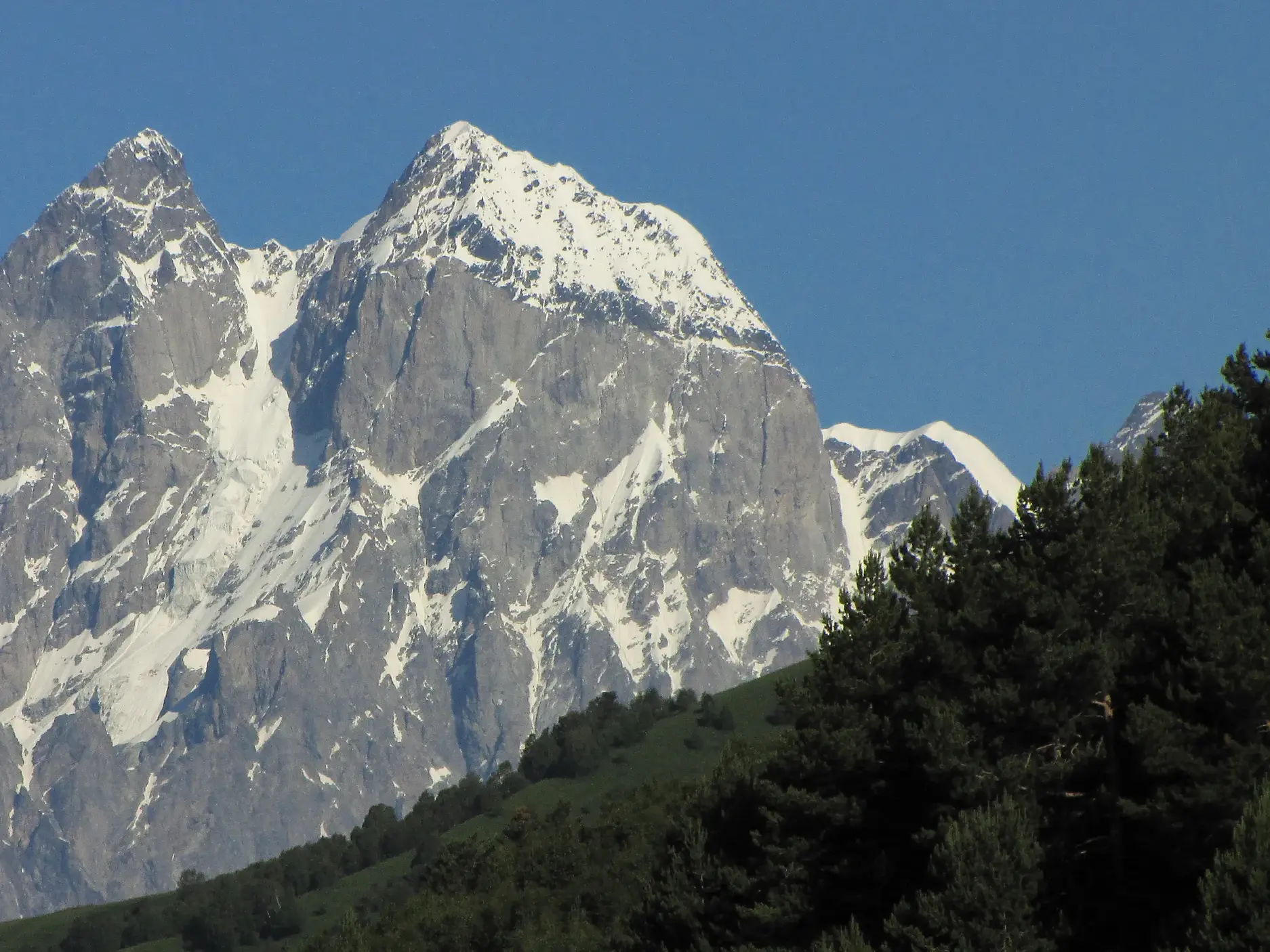 Majestätischer Blick beim Wandern auf den schneebedeckten Gipfel des Uschba im Kaukasus in Swanetien, Georgien.