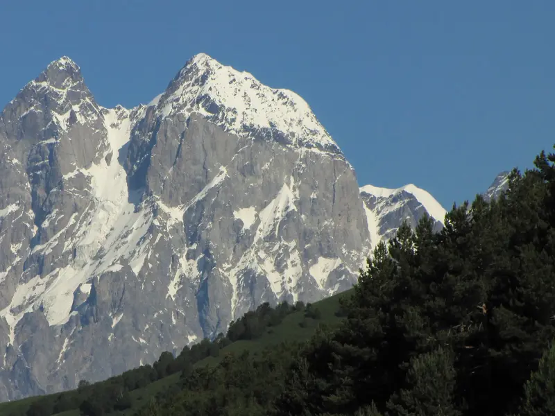 Majestätischer Blick beim Wandern auf den schneebedeckten Gipfel des Uschba im Kaukasus in Swanetien, Georgien.