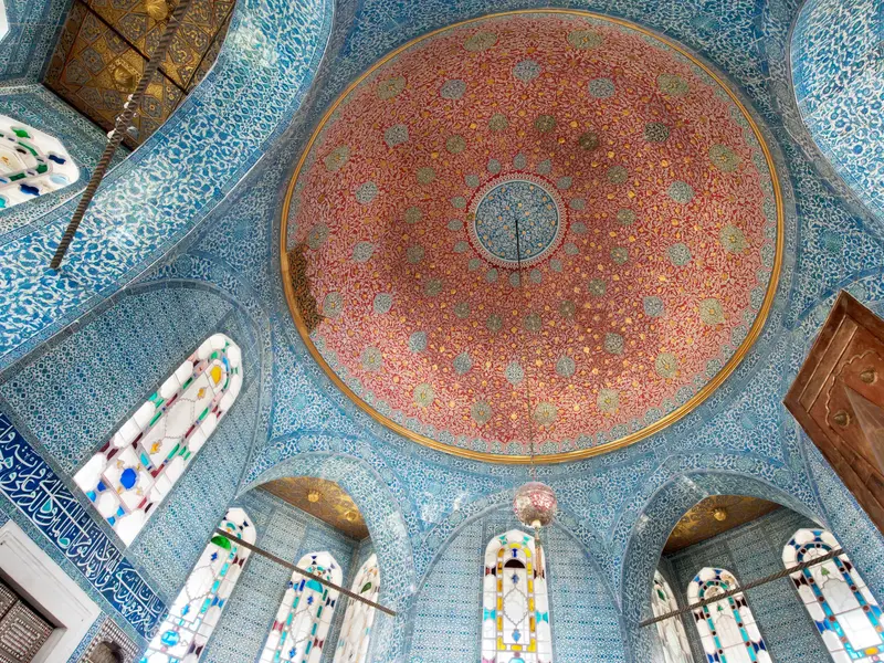Reich verzierte osmanische Kuppel mit blauen Fliesen im Topkapi-Palast in Istanbul