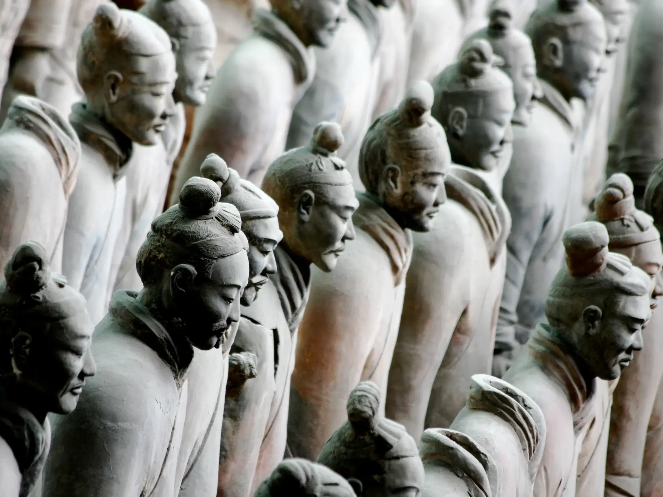 Nahaufnahme der Tonsoldaten der Terrakotta-Armee in Xian, einem UNESCO-Welterbe auf dieser Studiosus-Reise durch China.