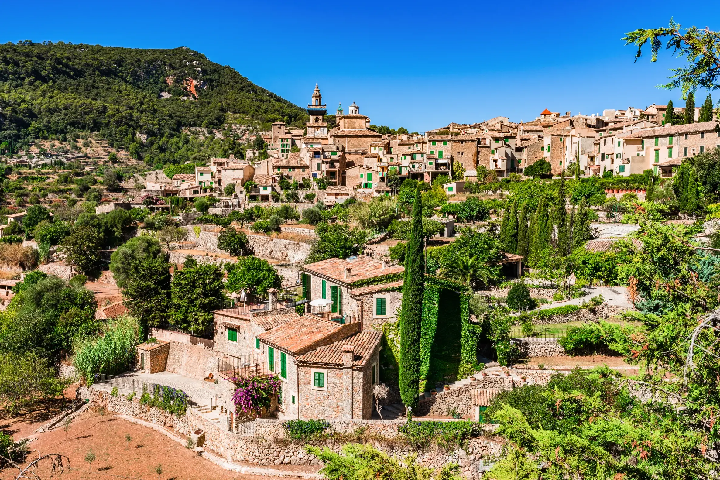 Das Bergdorf Valldemossa auf Mallorca mit dem Kartäuserkloster und Terrassengärten in der Serra de Tramuntana.