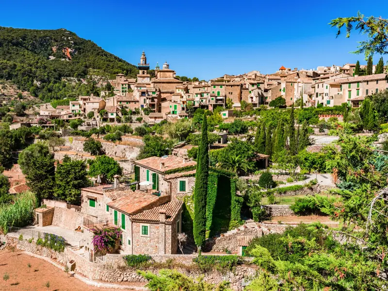 Das Bergdorf Valldemossa auf Mallorca mit dem Kartäuserkloster und Terrassengärten in der Serra de Tramuntana.