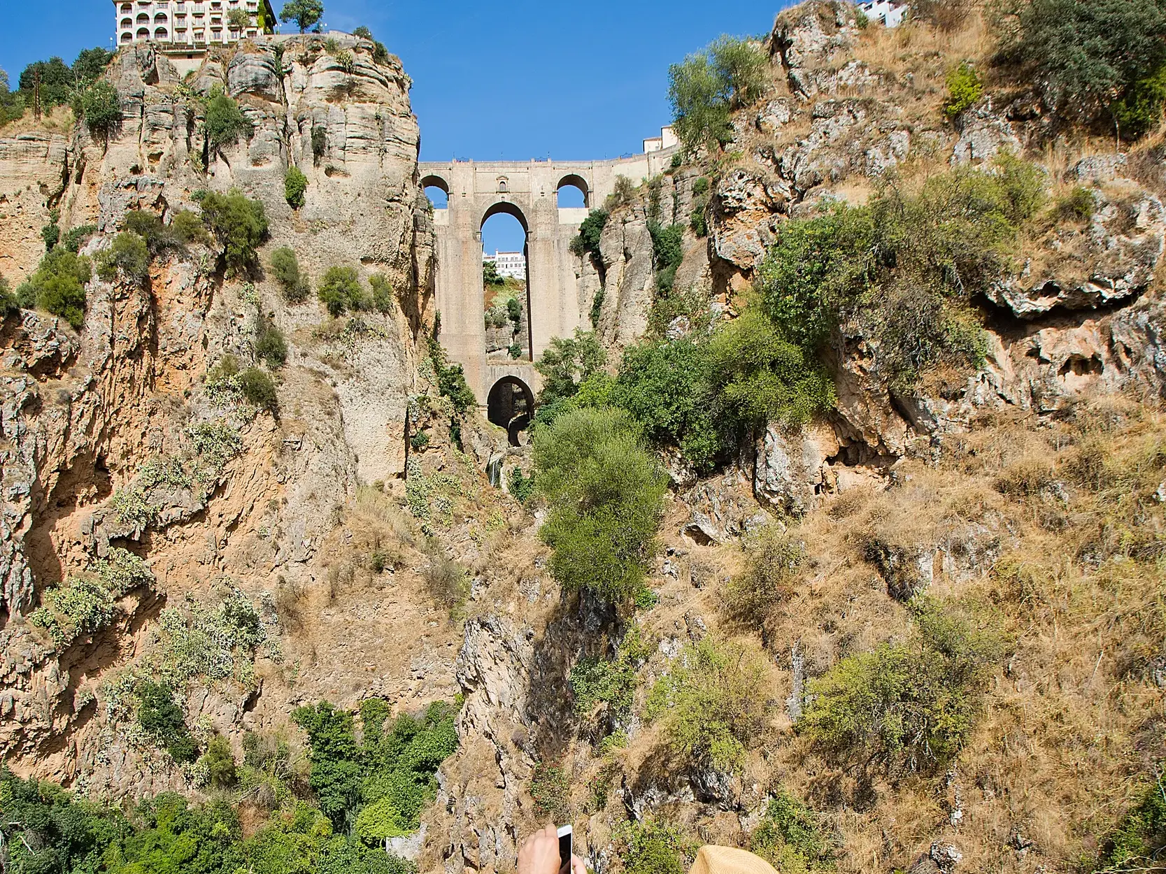 Die imposante historische Steinbrücke überragt die steile Felsschlucht im andalusischen Ronda.