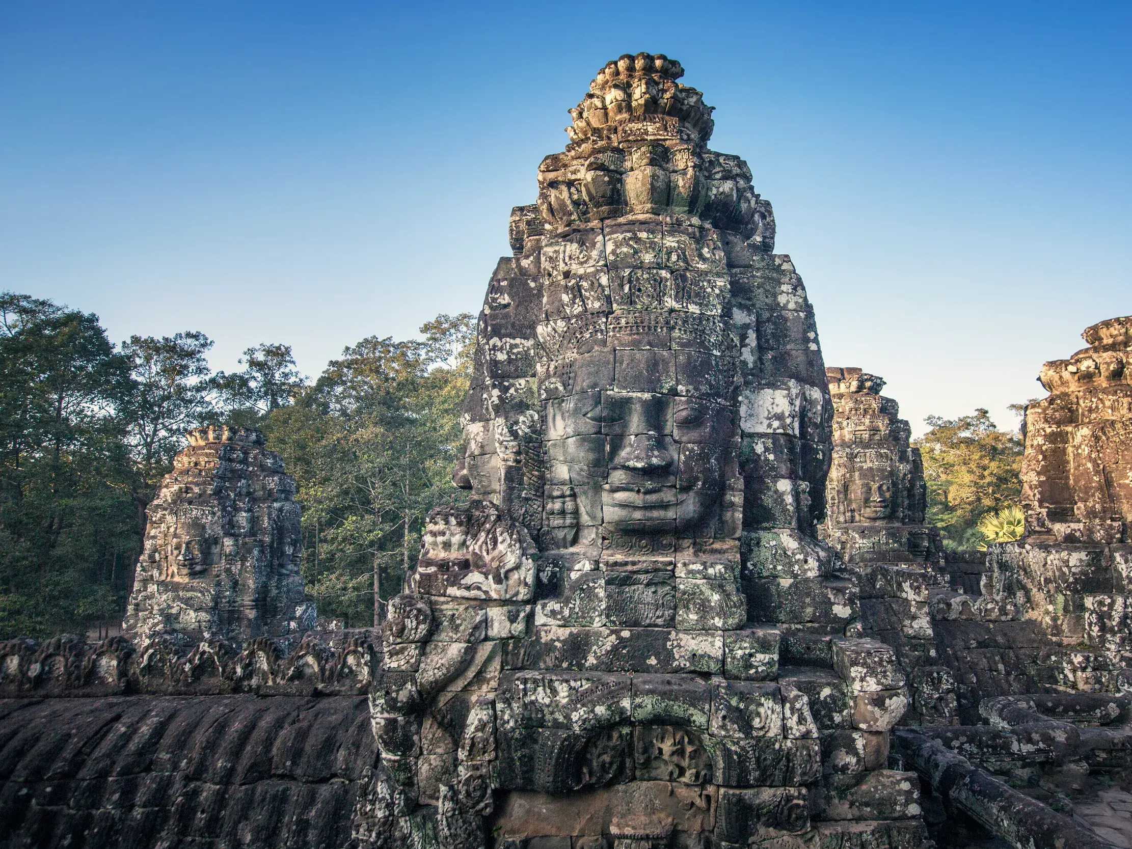 Die imposanten Steingesichter des Bayon-Tempels in Angkor Thom während einer Studiosus Studienreise in Kambodscha.