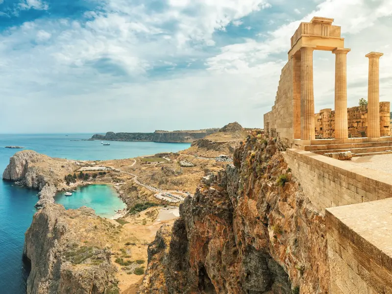 Panoramablick von den Ruinen der Akropolis von Lindos auf die felsige Küste und das türkisblaue Wasser der Ägäis auf Rhodos.