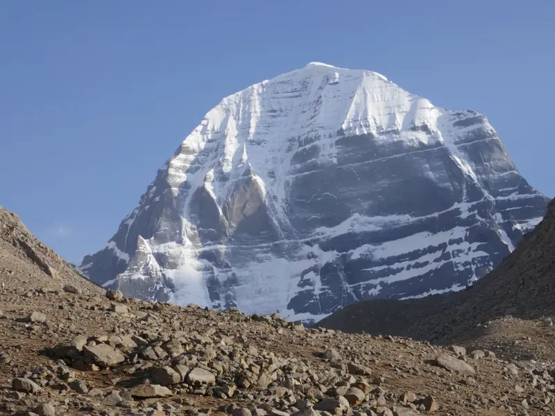 Majestätischer Blick auf den schneebedeckten Gipfel des heiligen Kailash während einer Trekkingreise durch Tibet.