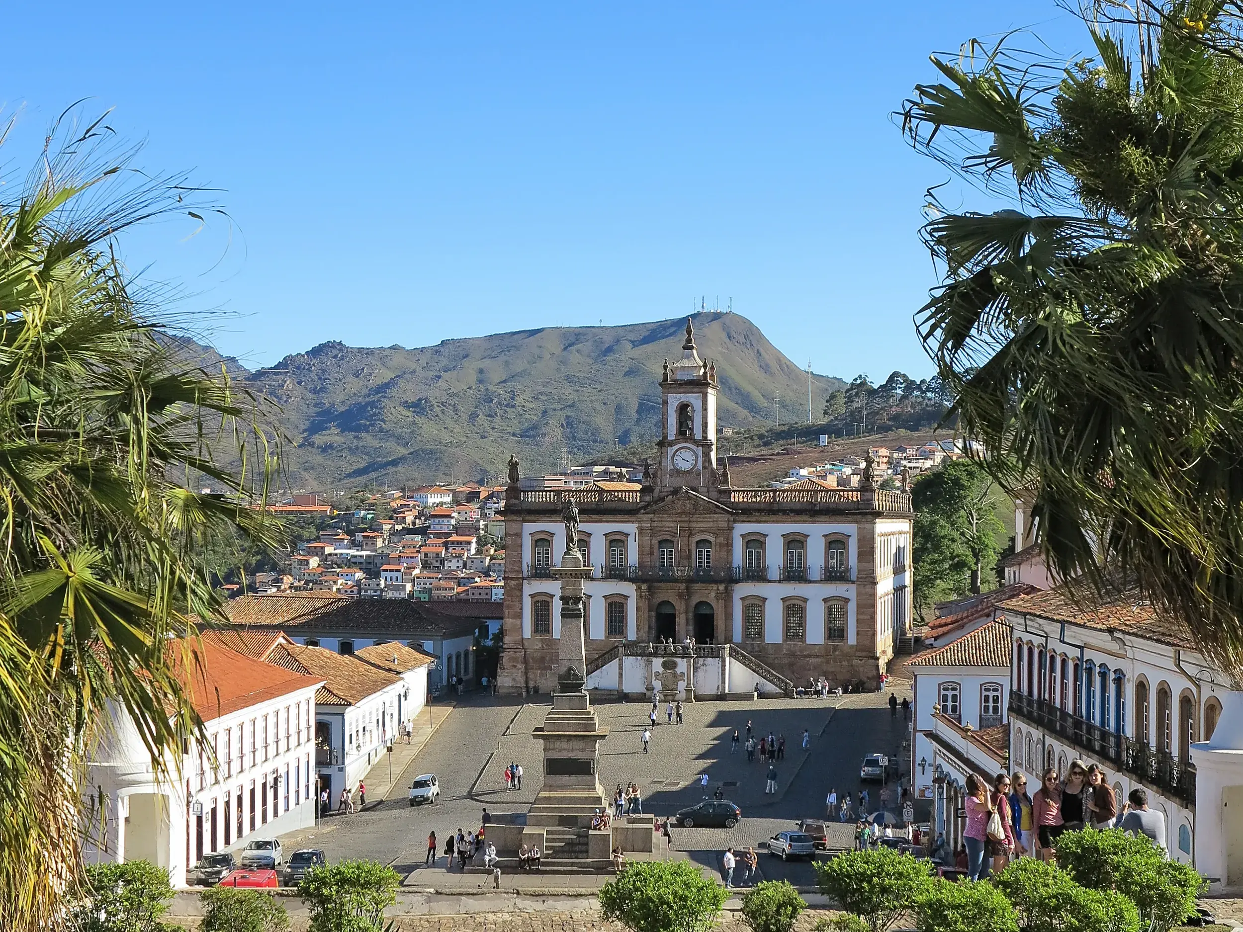 Sonniger Blick über den Praça Tiradentes in Ouro Preto auf das barocke Museu da Inconfidência vor Bergkulisse.