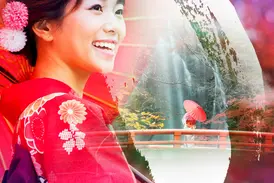 Fotomontage: Lächelnde Frau im Kimono und eine Szene am Nachi-Wasserfall mit der Pagode des Seiganto-Tempels im Herbst.