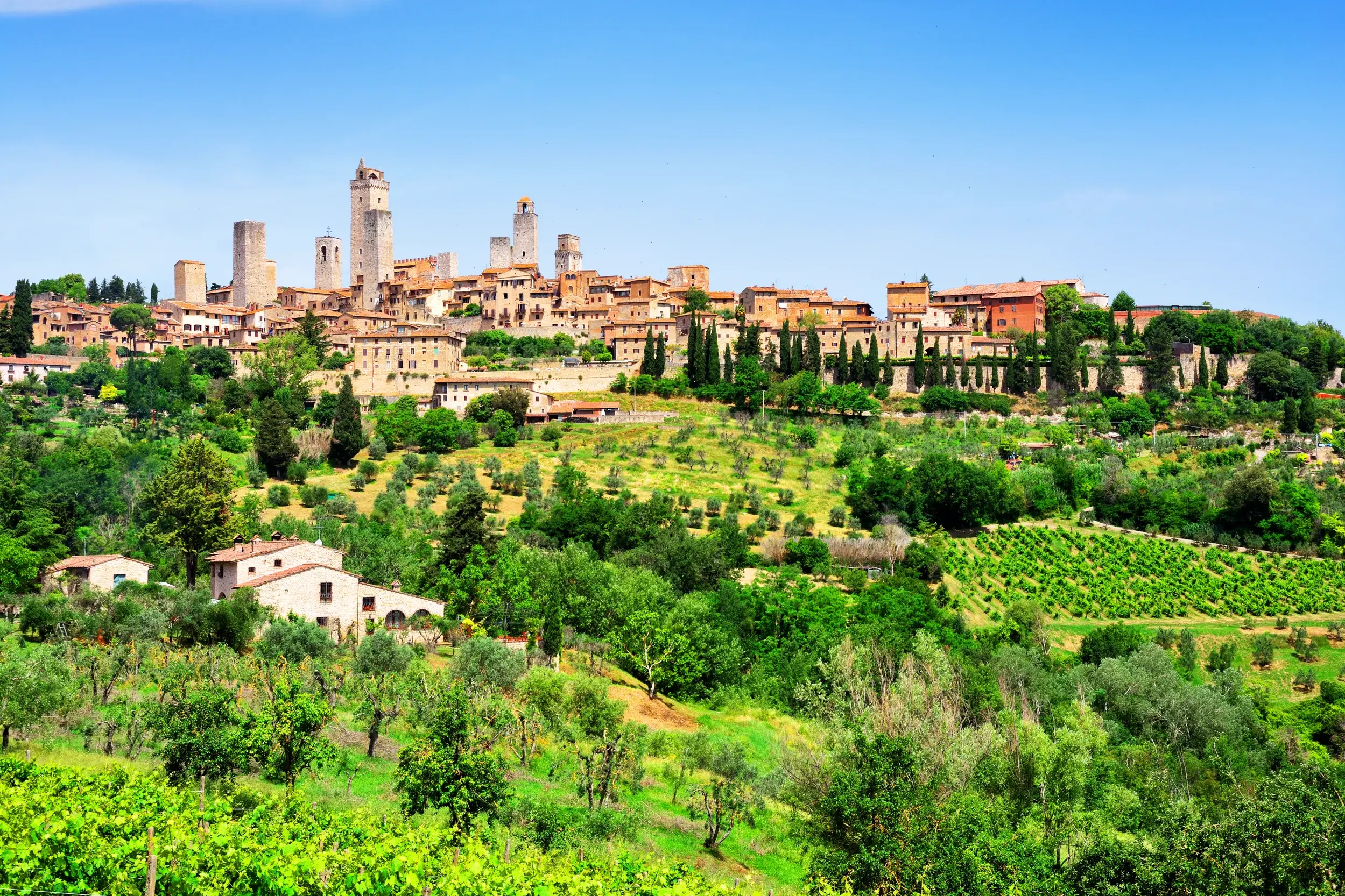 Die berühmten Geschlechtertürme von San Gimignano auf einer Studienreise durch die malerische Hügellandschaft der Toskana.