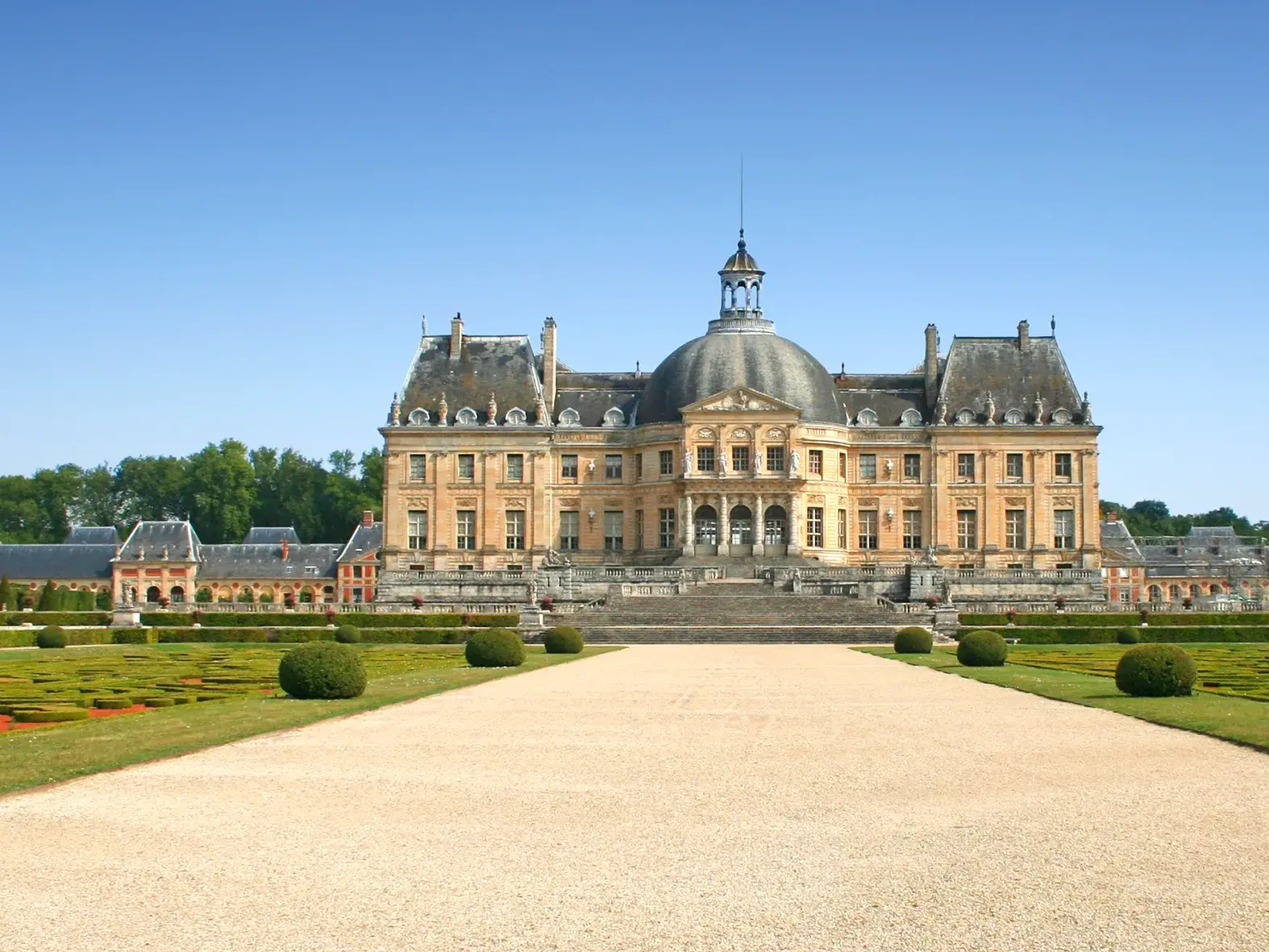 Frontansicht des barocken Schlosses Vaux-le-Vicomte mit seiner symmetrischen Parkanlage.