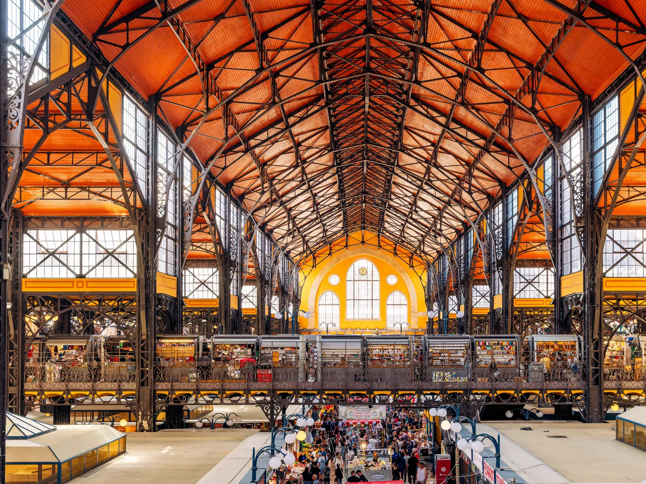 Blick von der Empore auf das rege Markttreiben in der Großen Markthalle in Budapest mit ihrer eindrucksvollen Stahlkonstruktion.
