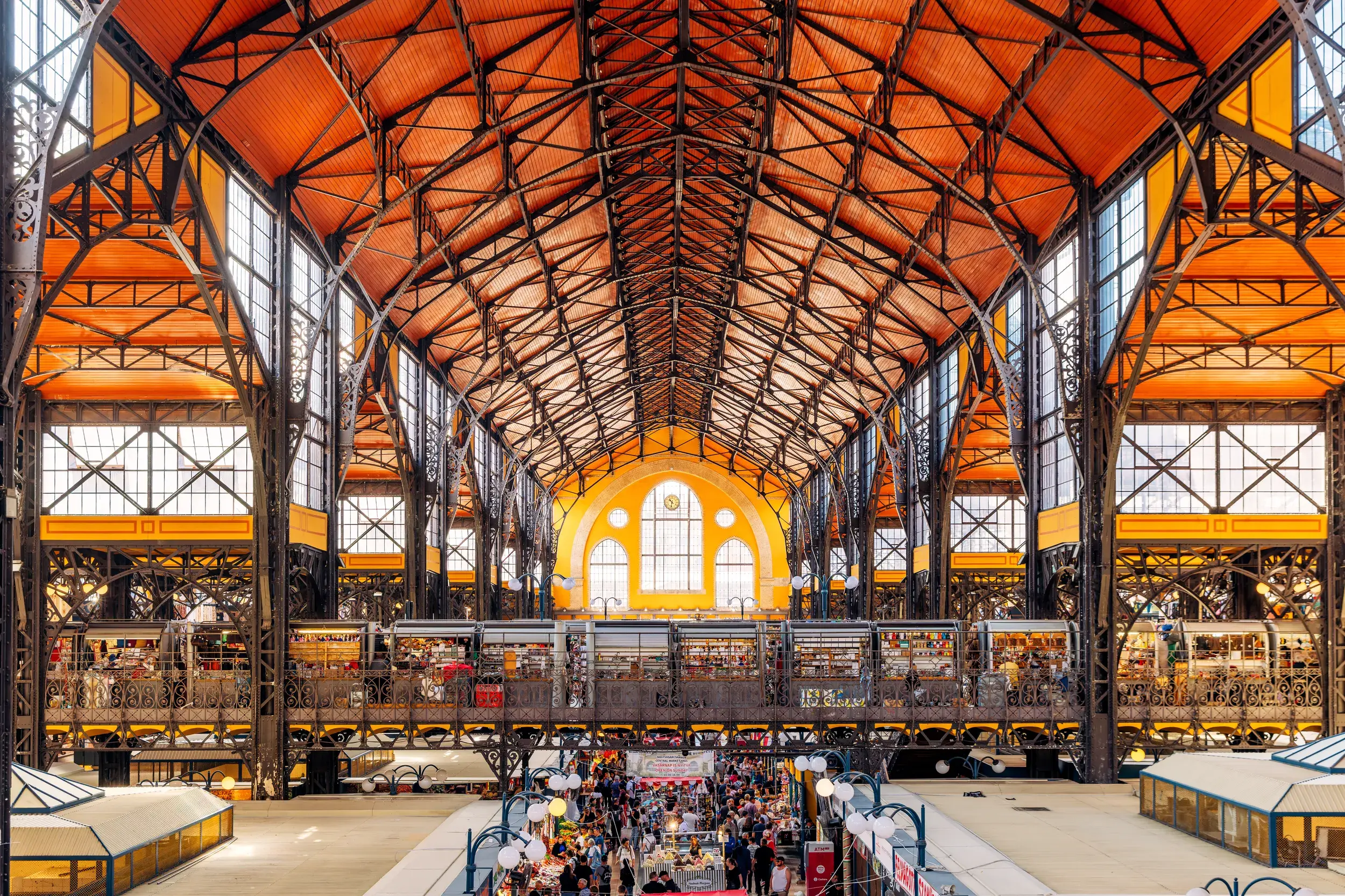 Blick von der Empore auf das rege Markttreiben in der Großen Markthalle in Budapest mit ihrer eindrucksvollen Stahlkonstruktion.