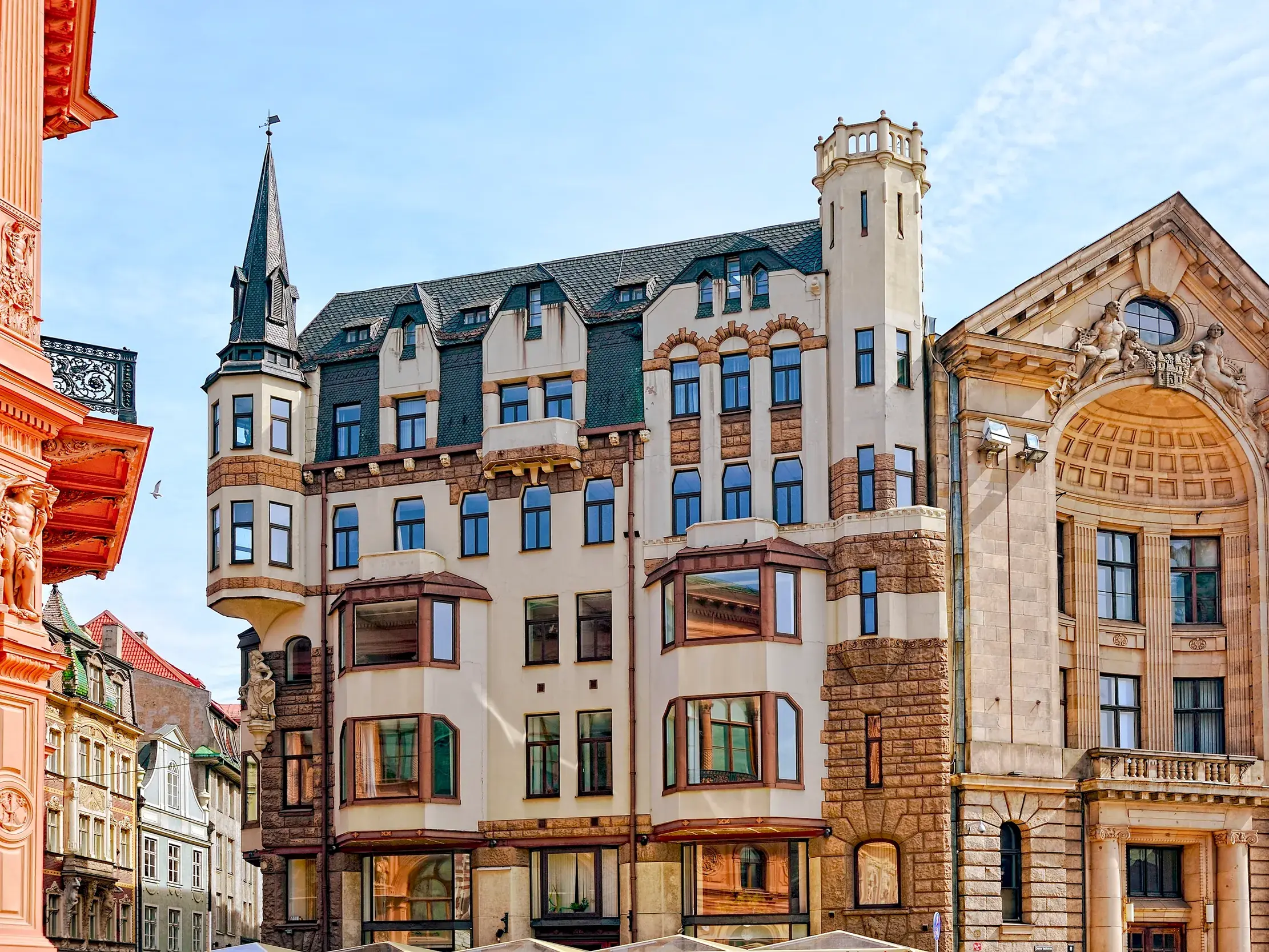 Prächtige Jugendstil-Gebäude mit reich verzierten Fassaden und einem Eckturm in der historischen Altstadt von Riga in Lettland.