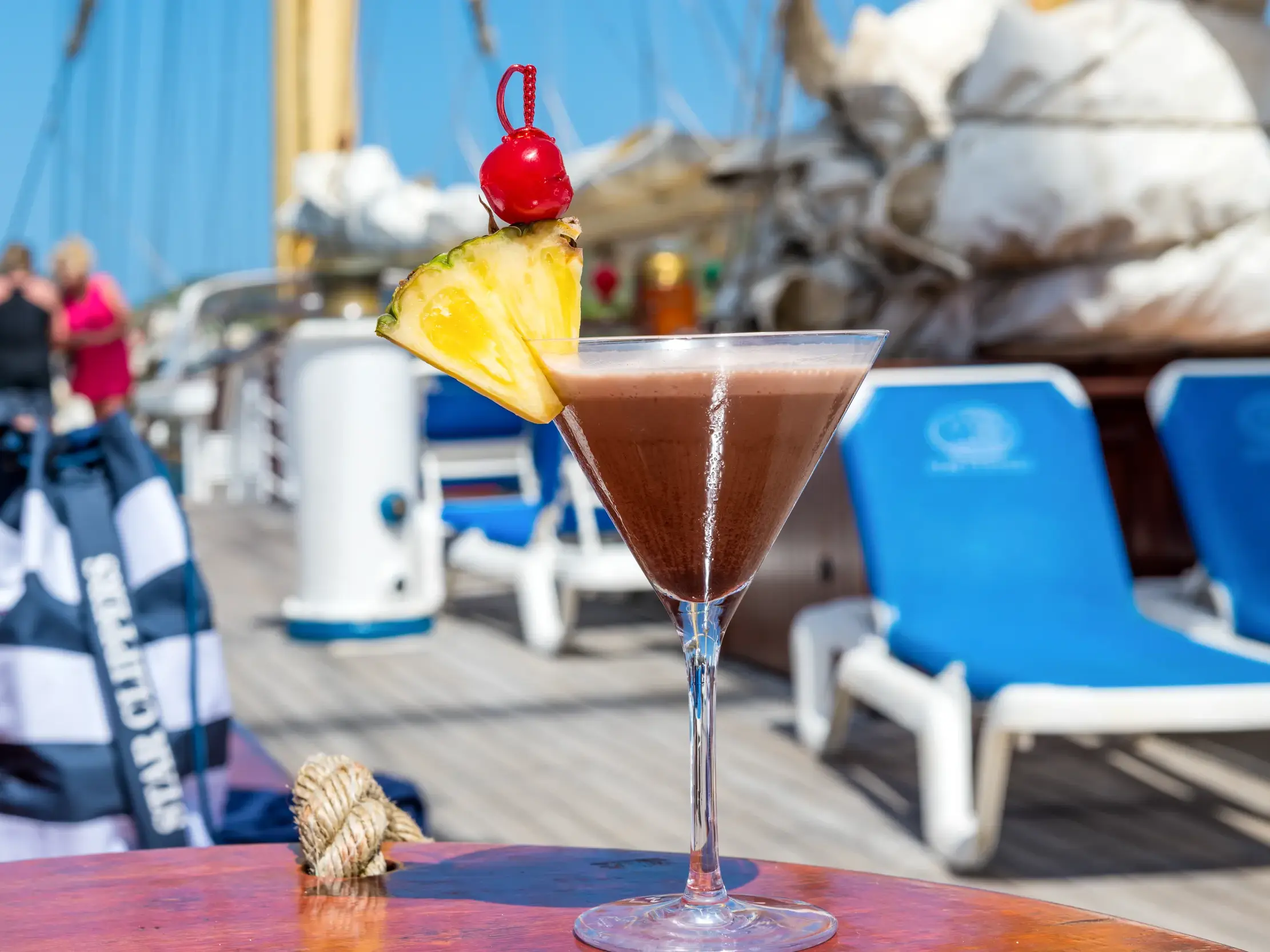 Fruchtiger Cocktail auf dem Holztisch des Sonnendecks an Bord des Großseglers Star Flyer in den Kleinen Antillen.
