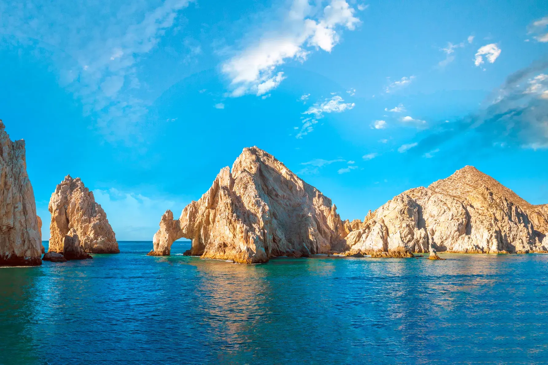 Markante Felsformationen mit Felsentor im tiefblauen Pazifik an der Südspitze der Baja California bei Cabo San Lucas.