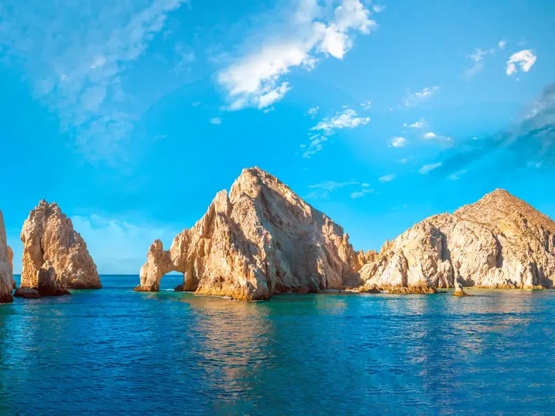 Markante Felsformationen mit Felsentor im tiefblauen Pazifik an der Südspitze der Baja California bei Cabo San Lucas.