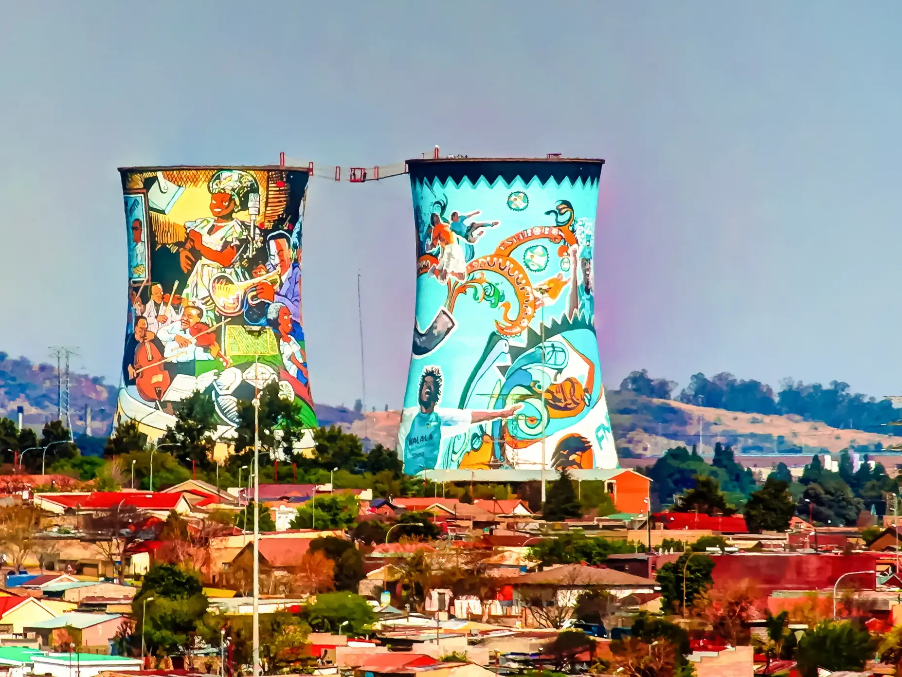 Die bunt bemalten Orlando Towers, ehemalige Kühltürme, ragen als Wahrzeichen über dem Township Soweto in Johannesburg, wo die Reisegruppe von Studiosus ein Hilfsprojekt besucht.