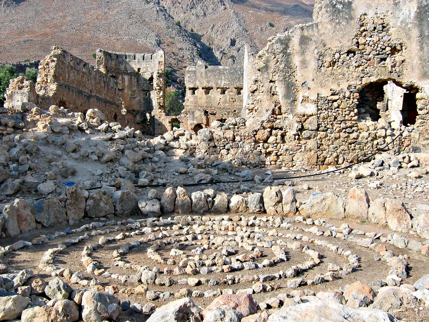 Stein-Labyrinth vor den sonnigen Ruinen des antiken Heilbads von Lissos, ein kulturelles Highlight der Wanderreise auf Kreta.