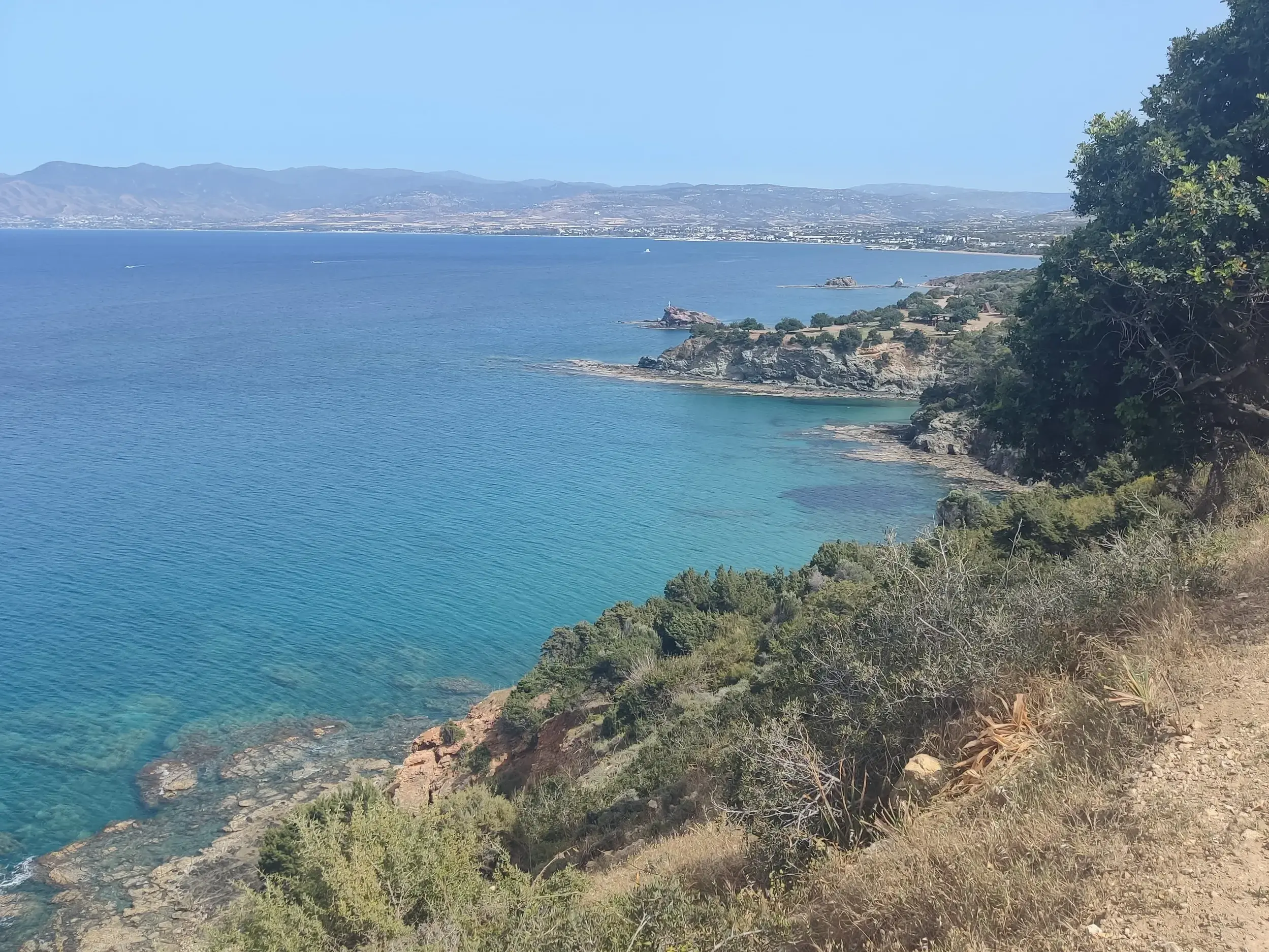 Panoramablick vom Aphrodite-Trail auf die türkisblaue Chrysochous-Bucht und die Küstenlandschaft der Akamas-Halbinsel.
