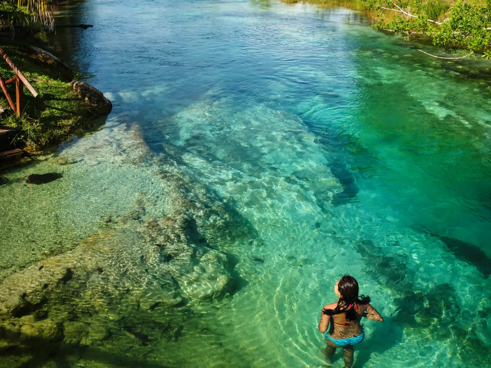 Klares, türkisblaues Wasser im Kanal von Los Rápidos bei Bacalar, der zum Baden und  gemütlichen Treibenlassen einlädt.