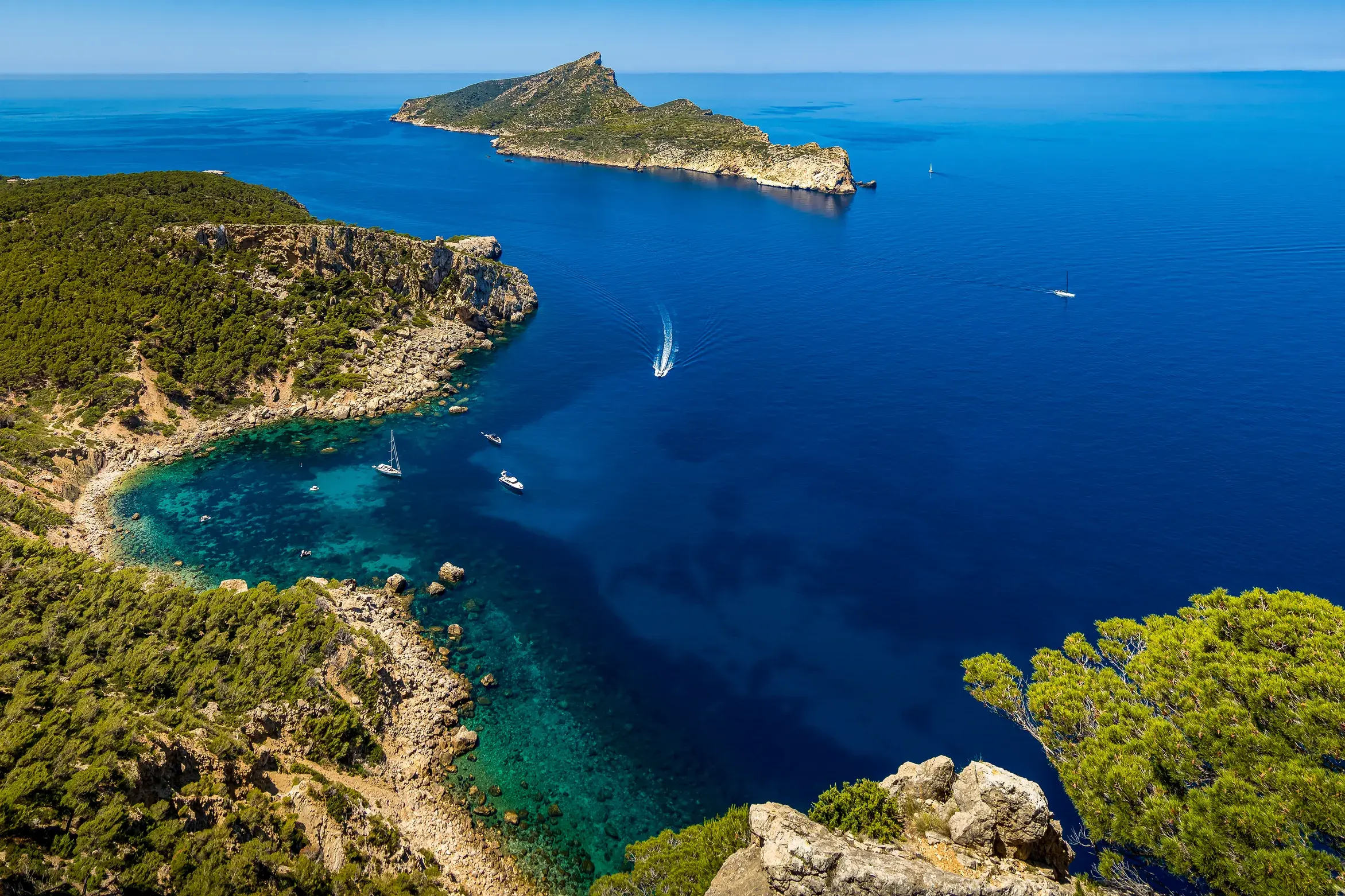 Blick von der Küste bei Sant Elm auf die vorgelagerte Insel La Dragonera im Mittelmeer auf Mallorca.