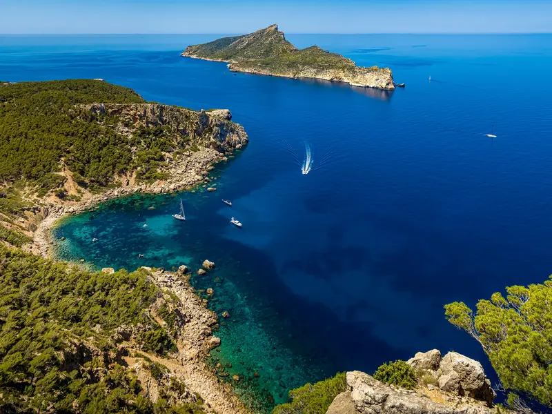 Blick von der Küste bei Sant Elm auf die vorgelagerte Insel La Dragonera im Mittelmeer auf Mallorca.