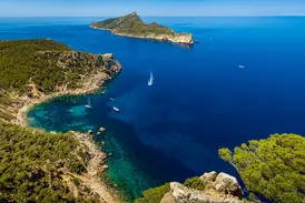 Blick von der Küste bei Sant Elm auf die vorgelagerte Insel La Dragonera im Mittelmeer auf Mallorca.