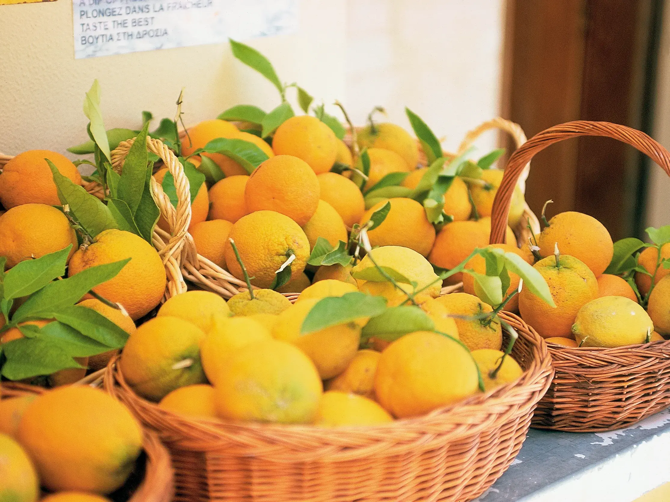 Geflochtene Körbe voller leuchtend gelber Kitro-Früchte, der Zutat für den berühmten Insellikör von der griechischen Insel Naxos.