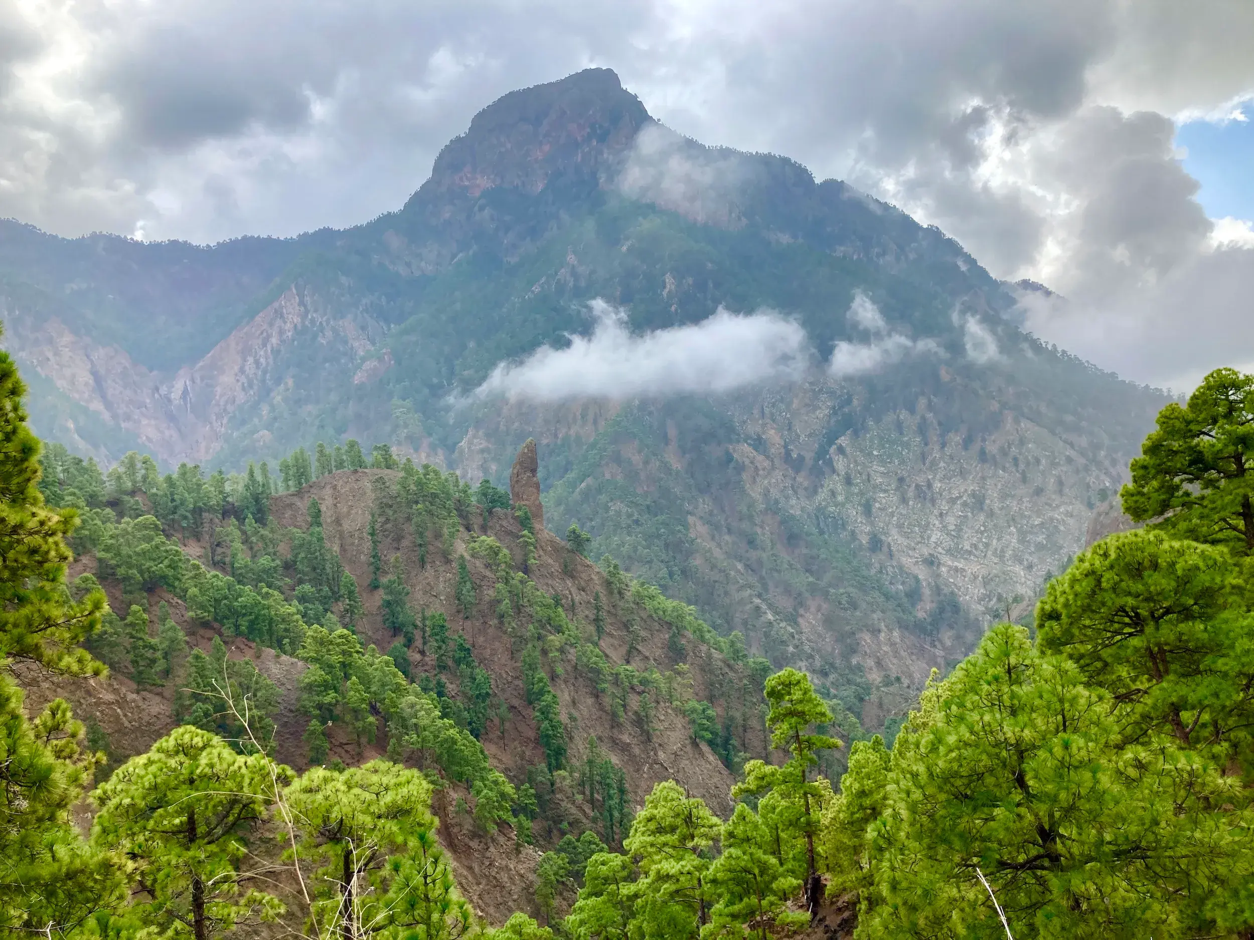Blick auf den Roque Idafe inmitten der mit Kiefern bewachsenen Steilhänge des Nationalparks Caldera de Taburiente auf La Palma.