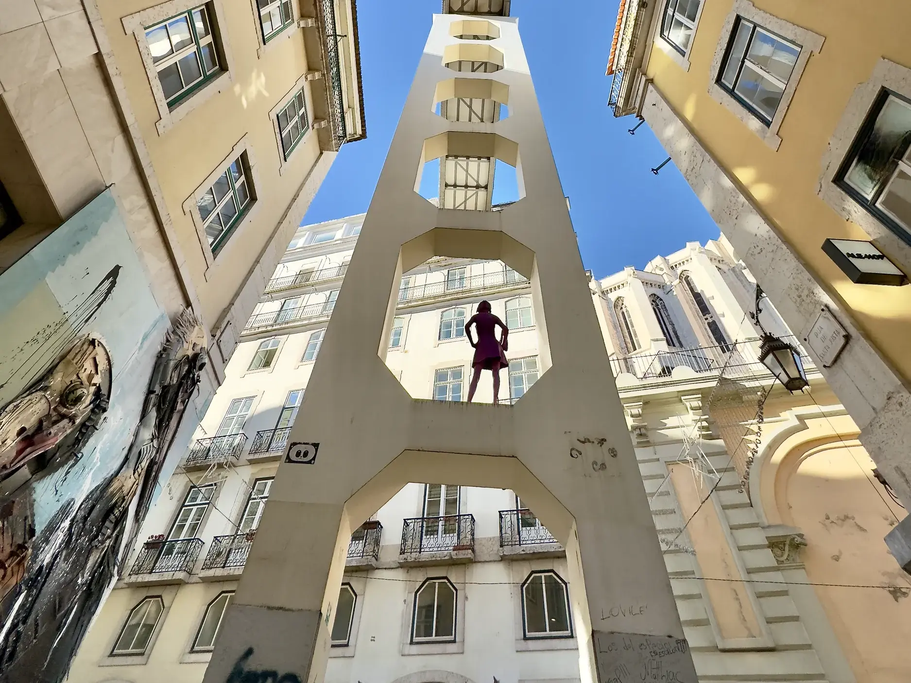 Urbane Kunst und Skulptur am Aufzug Santa Justa in Lissabon mit Blick auf die Ruinen des Convento do Carmo.