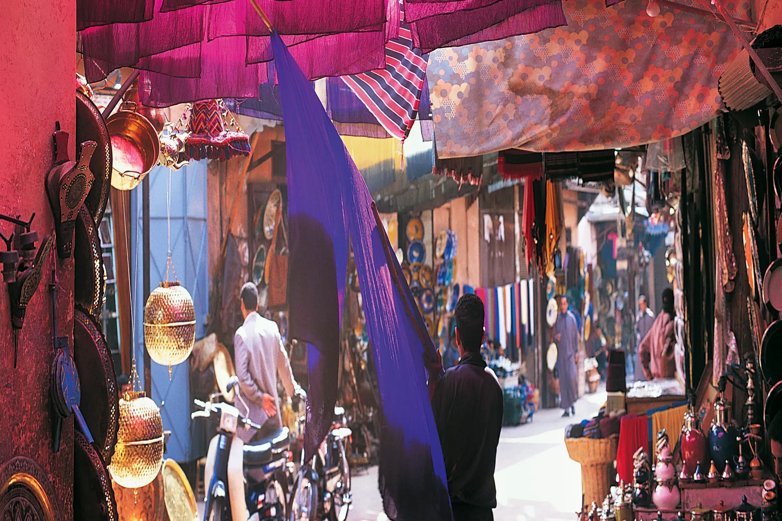 Folgen Sie Ihrer Studiosus-Reiseleitung in die engen Marktgassen im Souk von Fes, ein Fest zum Schauen und Shoppen!