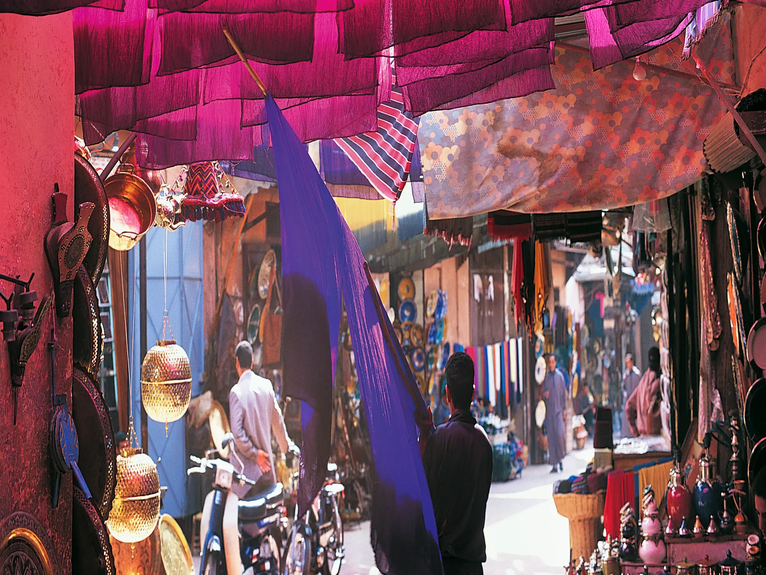 Folgen Sie Ihrer Studiosus-Reiseleitung in die engen Marktgassen im Souk von Fes, ein Fest zum Schauen und Shoppen!