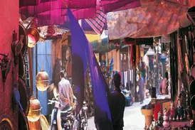 Folgen Sie Ihrer Studiosus-Reiseleitung in die engen Marktgassen im Souk von Fes, ein Fest zum Schauen und Shoppen!