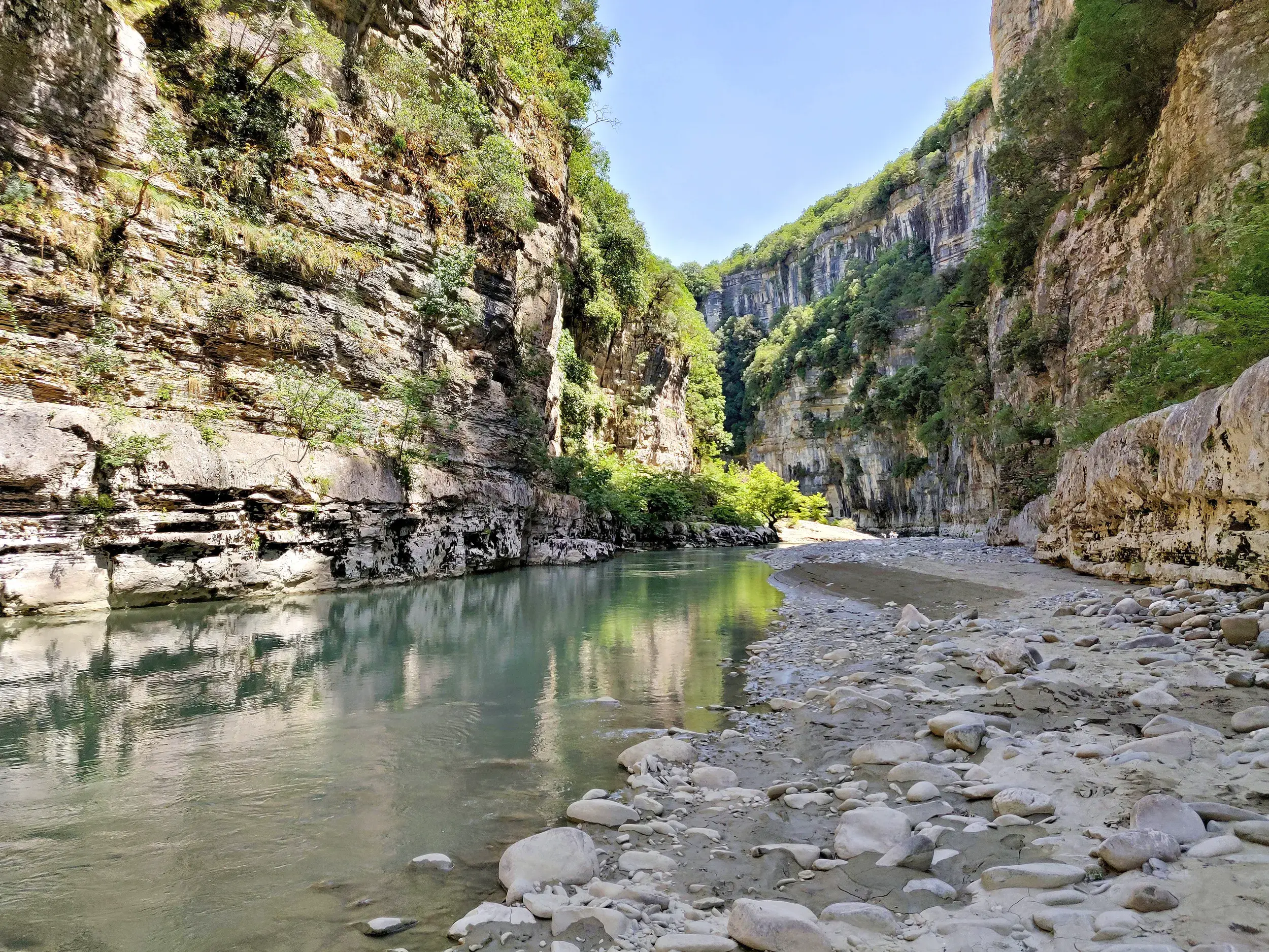 Der Osumi-Canyon schneidet sich tief ein in den Boden Albaniens - auf dieser YOUNG LINE TRAVEL Gruppenreise entdecken wir ihn und sein eiskaltes Quellwasser zu Fuß