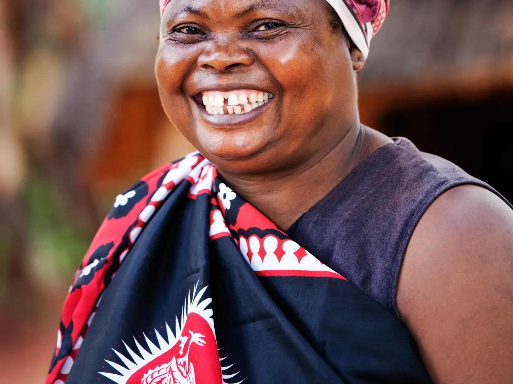 Eine Frau aus Südafrika lacht herzlich während einer Begegnung auf einer Studiosus Kleingruppenreise.