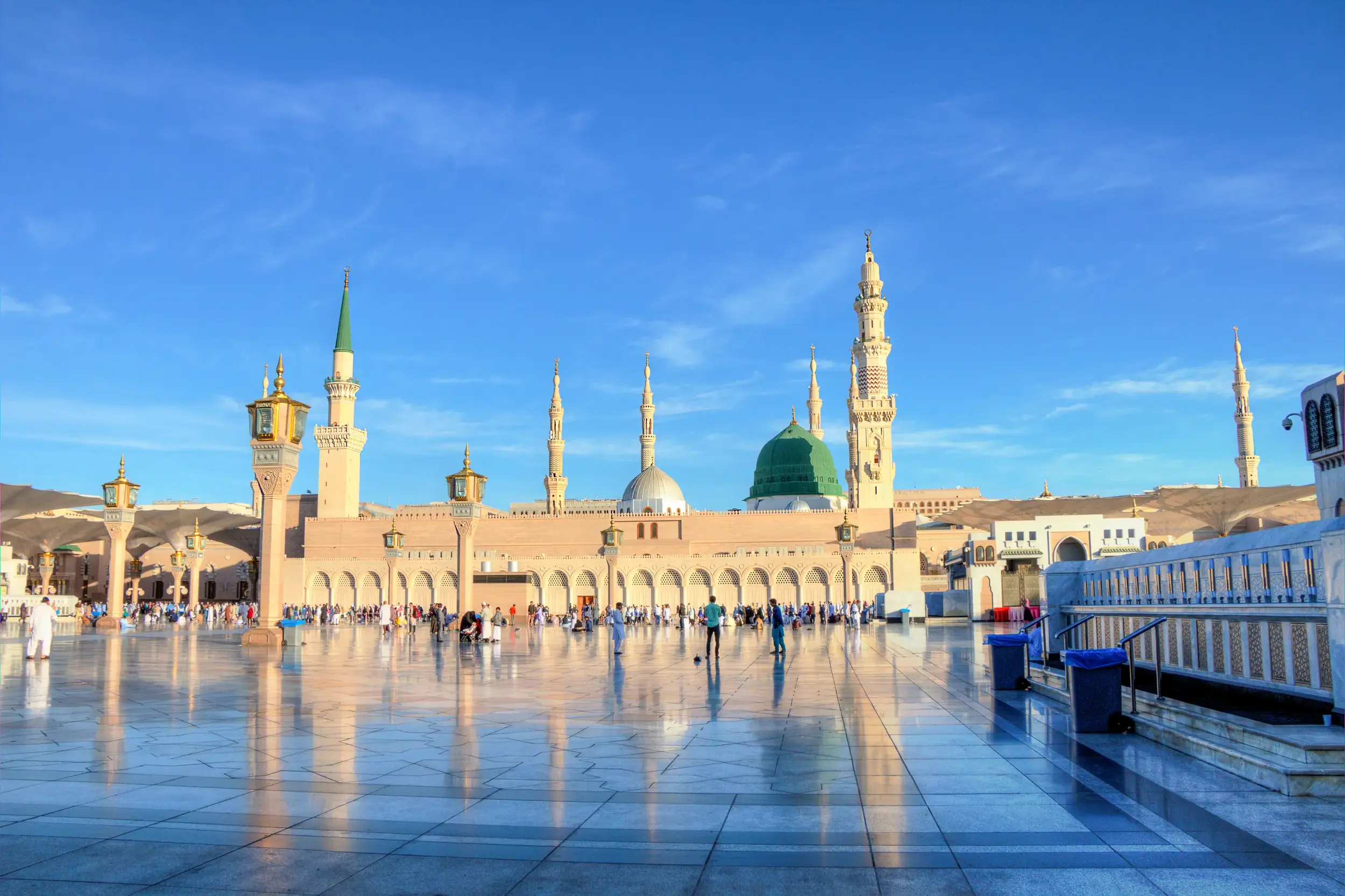 Die Prophetenmoschee in Medina mit grüner Kuppel und Minaretten spiegelt sich im polierten Boden des weitläufigen Vorplatzes.